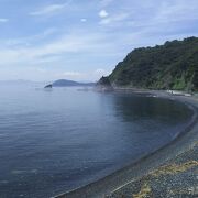 海霧がたなびき、静かで神秘的な黒い海岸。　