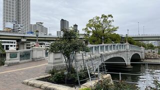 バラ園のそばにあります