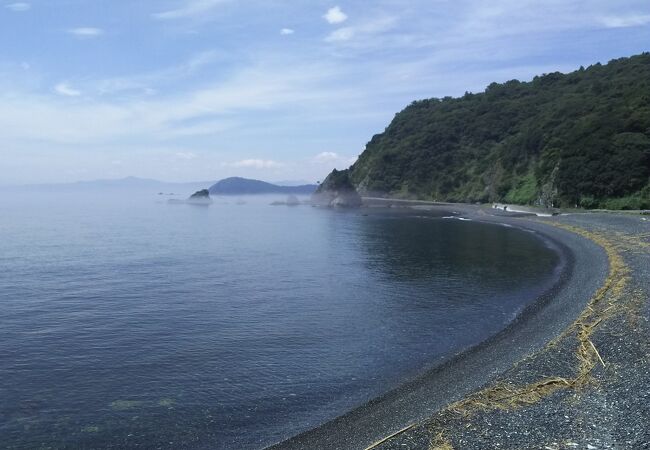 海霧がたなびき、静かで神秘的な黒い海岸。　