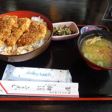 ひれカツ丼。カツにはうなぎのタレがかかっている、オリジナル。