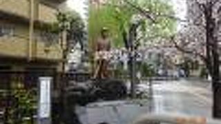 道後温泉の向かいにあります。