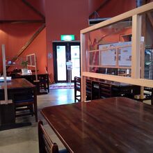 レストランは朝７時から営業している