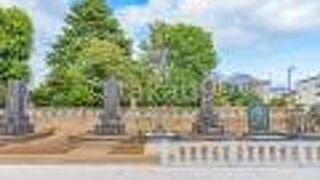 周りに囲いとかもなくかなりオープンな雰囲気の墓所です。