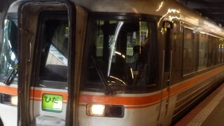 山岳路線の高山本線を走る特急"ひだ"