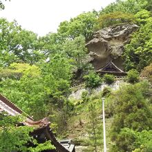 温泉街に入って直ぐ左の山に見える龍御前神社。