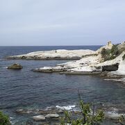 荒波砕ける複雑な地形の侵食海岸