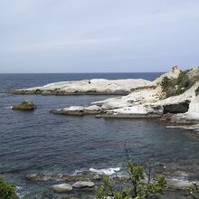 白い岩が印象的な海岸。