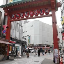 ちょうちんに商店街の名前が書かれる。