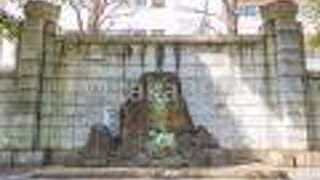 武骨な感じの石の慰霊碑です。