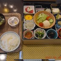 これが朝食です。ほかに干物２品が付きます。