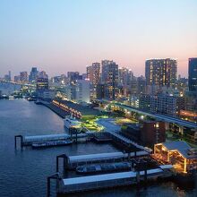 夕暮れの日の出桟橋