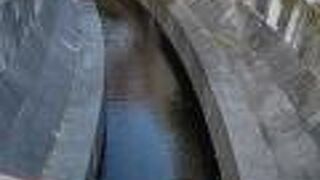 明治通りと駒沢通りが交差点のすぐ横にある橋