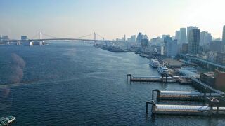 カフェも併設されていて便利