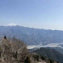 山頂展望台からの富士山と富士川の眺め
