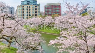 ド派手な赤い色のエクステリアがひときわ目立っています。