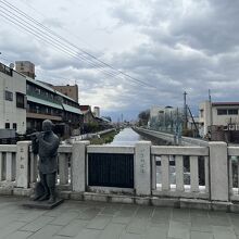 橋の上にある笛吹権三郎の像