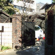 門を入るとすぐに母屋があります