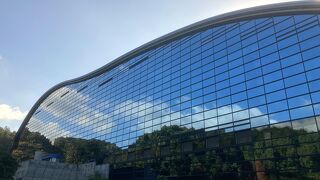 トンネルを抜けると現れるガラス建築。