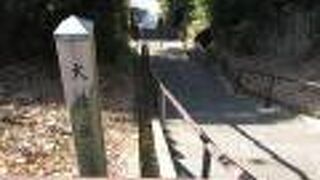 本門寺と本行寺を結ぶ急な坂