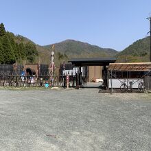 写真の右尾根辺りが本丸