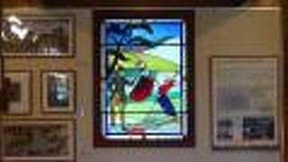 中央にあるステンドグラスが素敵です。