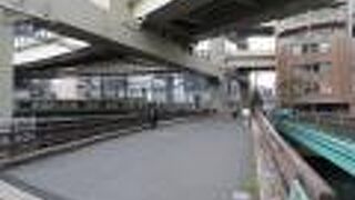 線路わきの地味な橋です。区境ですね。