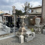 頼朝を支えた「餅売り媼の墓」がある