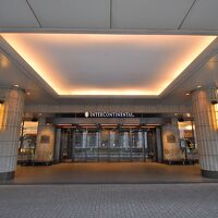 エントランスも天井が低く、少し前の建物ってイメージ。