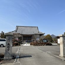 境内の入口からの本堂