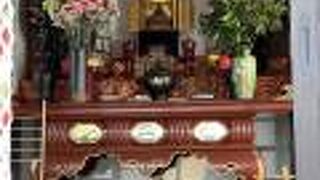 八重姫の木像が祀られている