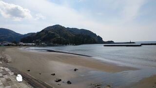 ゆるやかな弧を描く砂浜の海岸線