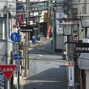 横浜山手西洋館を巡る散歩道の、石川町駅側のスタート地点にある商店街です。