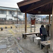 公園にある足湯