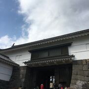 天守閣方面に行く門