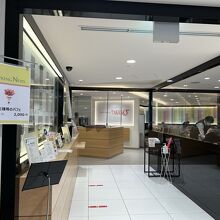 お店の入口から