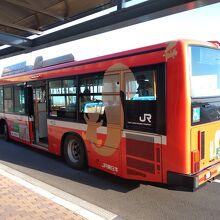 JR気仙沼線の一部の路線を利用して走るBRT