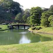 【田鶴橋】中央の島（妹山・脊山）にかかる苔むした橋がなんとも風流