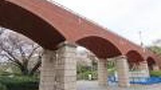 近代文学館が孤立しないようにこの橋で結ばれています