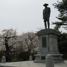 ...土地の名士だった人物像や歴史を示す石碑などが点在。