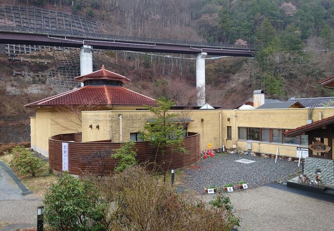 道の駅と川を挟んだ対岸にある日帰り温泉。ただ「コロナ対策」と題して、土日の休憩室が一人で使えないのは最悪です！