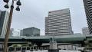 ゆったりとした歩行者専用の橋です