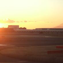 夕方は富士山のシルエットが綺麗です