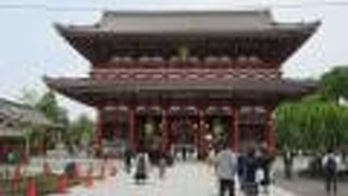 重さ1000㎏の仁王像が祀られています