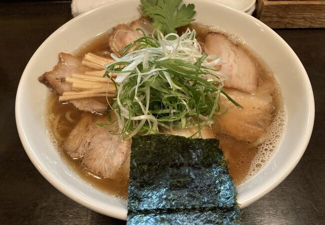 シンプルだからこそ美味い、絶品醤油ラーメン﻿