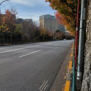 神田川の北岸沿いの坂道