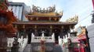 忠義、豪勇、不動心の象徴として、そして金儲けや商売繁昌の神様が祀られています