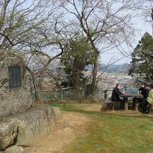 公園の陽だまりには地元の人がチラホラ