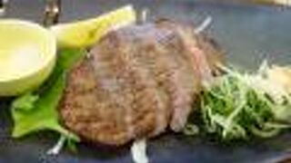 レンガつくり，高い天井，ゆったりとした空間。