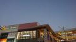 海浜幕張駅前のアウトレットモール