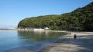 舗装した遊歩道が整備されています。